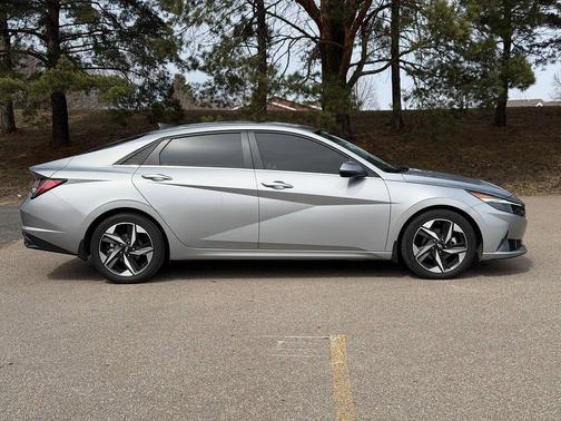 Shimmering Silver Pearl 2022 Hyundai ELANTRA Limited
