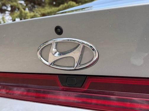 Shimmering Silver Pearl 2022 Hyundai ELANTRA Limited