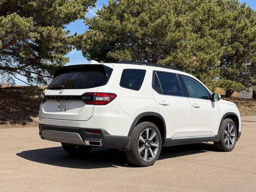 Platinum White Pearl 2023 Honda Pilot AWD Elite