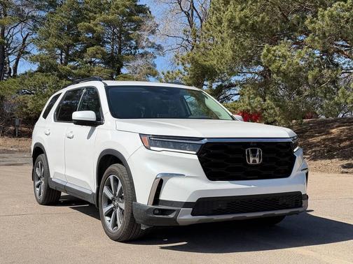 Platinum White Pearl 2023 Honda Pilot AWD Elite