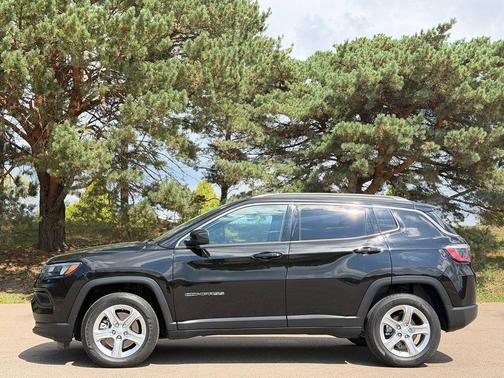 Diamond Black Crystal Pearlcoat 2024 Jeep Compass Latitude