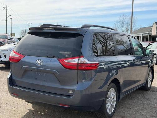 2017 Toyota Sienna LE