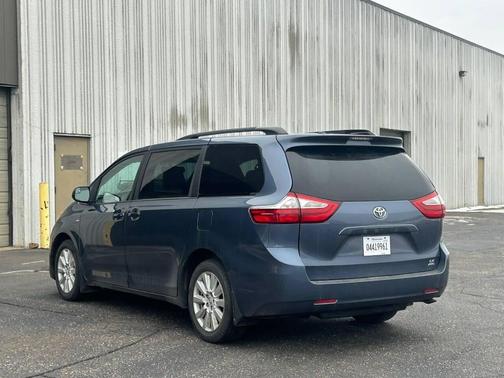 2017 Toyota Sienna LE