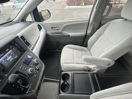 2017 Toyota Sienna LE
