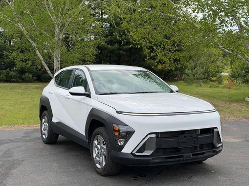 Atlas White 2024 Hyundai KONA SE