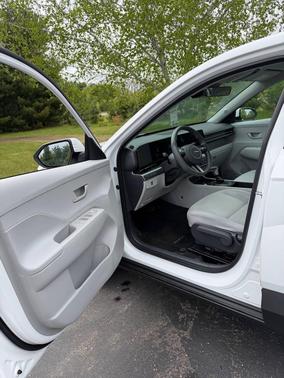 Atlas White 2024 Hyundai KONA SE