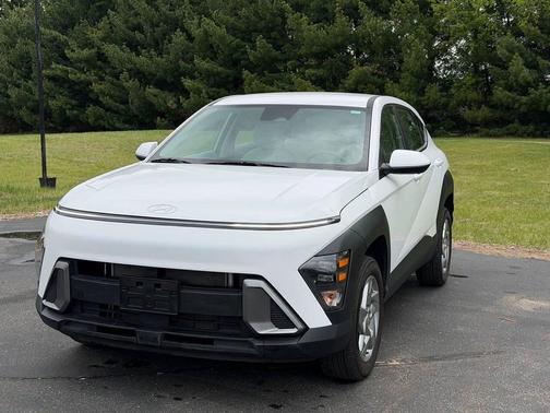 Atlas White 2024 Hyundai KONA SE