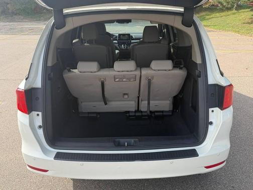 White Diamond Pearl 2018 Honda Odyssey Elite