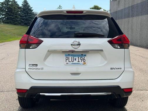 Glacier White 2017 Nissan Rogue SV