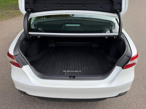 Super White 2018 Toyota Camry XLE