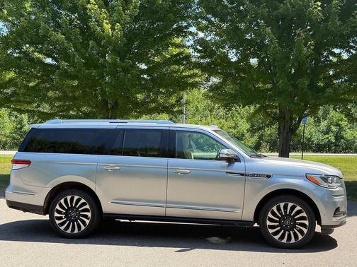Silver Radiance Metallic Clearcoat 2022 Lincoln Navigator Black Label