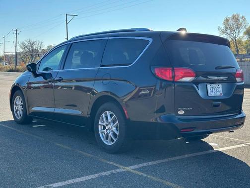 2022 Chrysler Voyager LX