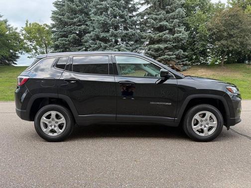 Diamond Black Crystal Pearlcoat 2022 Jeep Compass Sport