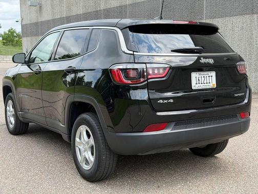Diamond Black Crystal Pearlcoat 2022 Jeep Compass Sport