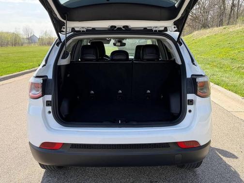 Bright White Clearcoat 2022 Jeep Compass Latitude