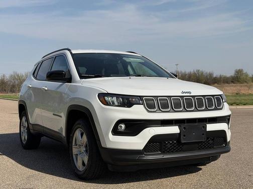 Bright White Clearcoat 2022 Jeep Compass Latitude