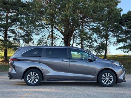 Predawn Gray Mica 2021 Toyota Sienna XLE 8 Passenger