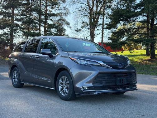 Predawn Gray Mica 2021 Toyota Sienna XLE 8 Passenger