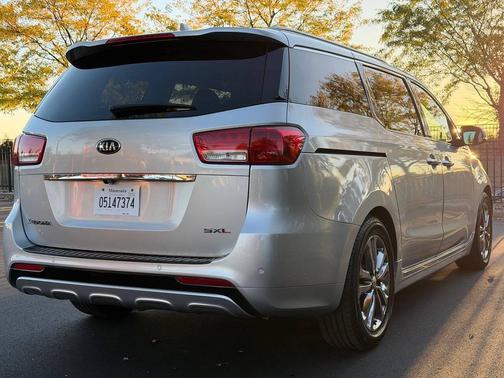 Bright Silver Metallic 2016 Kia Sedona SX-L