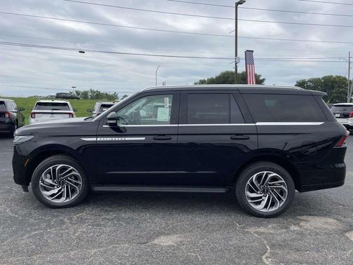 Infinite Black Metallic Clearcoat 2026 Lincoln Navigator Premiere
