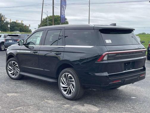 Infinite Black Metallic Clearcoat 2026 Lincoln Navigator Premiere