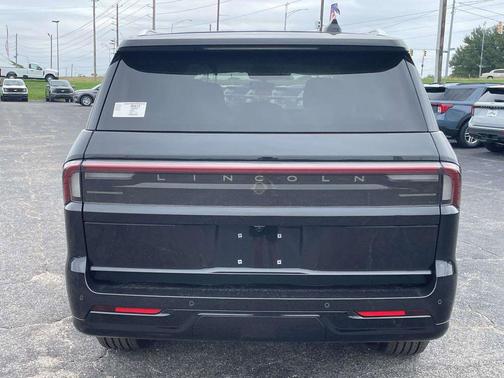 Infinite Black Metallic Clearcoat 2026 Lincoln Navigator Premiere