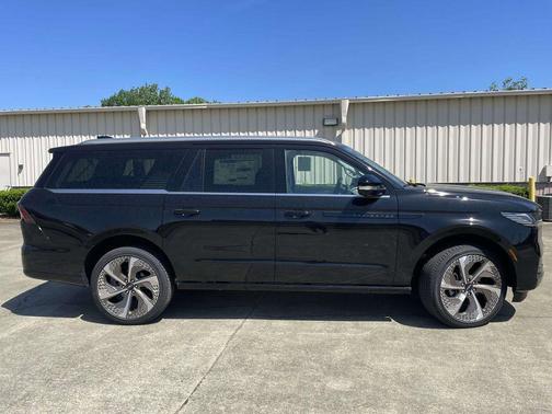 Infinite Black Metallic Clearcoat 2026 Lincoln Navigator Black Label