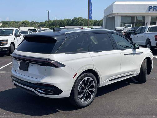 White Platinum Metallic Tri-Coat 2026 Lincoln Nautilus Reserve