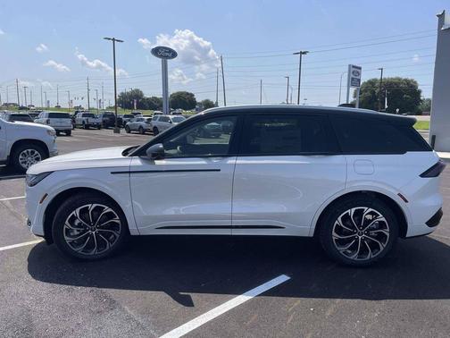 White Platinum Metallic Tri-Coat 2026 Lincoln Nautilus Reserve