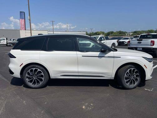 White Platinum Metallic Tri-Coat 2026 Lincoln Nautilus Reserve