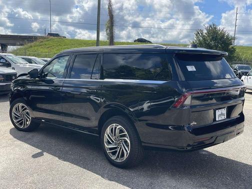 Infinite Black Metallic Clearcoat 2027 Lincoln Navigator Reserve