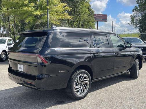 Infinite Black Metallic Clearcoat 2027 Lincoln Navigator Reserve