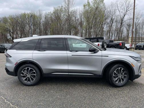 Silver Radiance Metallic Clearcoat 2026 Lincoln Nautilus Premiere