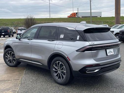 Silver Radiance Metallic Clearcoat 2026 Lincoln Nautilus Premiere