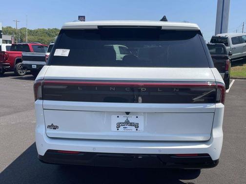Pristine White Metallic Tri-Coat 2027 Lincoln Navigator Reserve