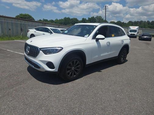 White 2024 Mercedes-Benz GLC 300 4MATIC