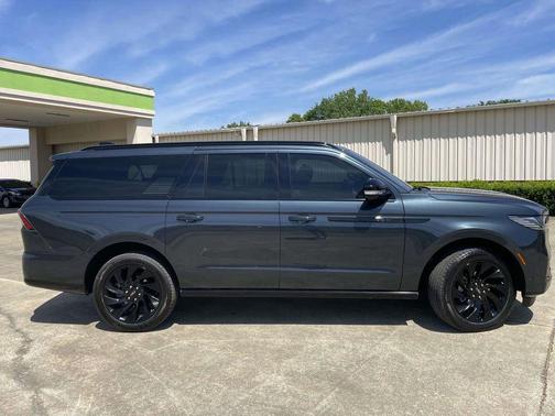 Flight Blue Metallic Clearcoat 2025 Lincoln Navigator Reserve