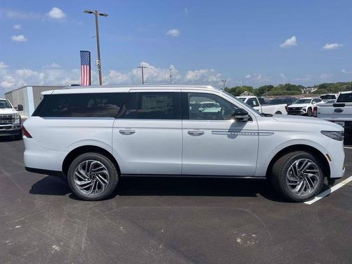 Crystal White Metallic Clearcoat 2026 Lincoln Navigator Reserve