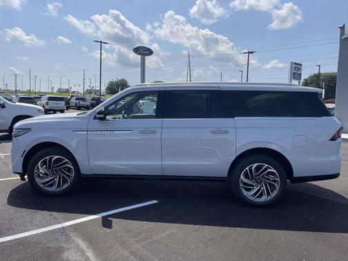 Crystal White Metallic Clearcoat 2026 Lincoln Navigator Reserve