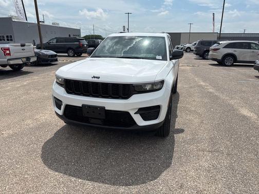 Bright White Clearcoat 2023 Jeep Grand Cherokee Altitude