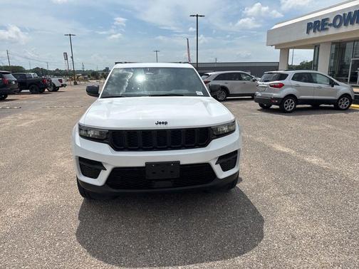 Bright White Clearcoat 2023 Jeep Grand Cherokee Altitude