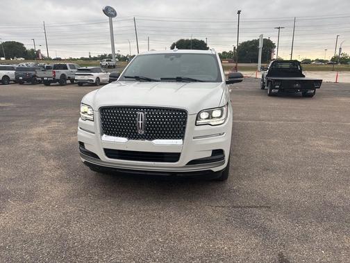 Pristine White Metallic Tri-Coat 2024 Lincoln Navigator Reserve