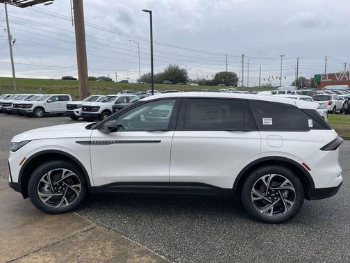 White Platinum Metallic Tri-Coat 2026 Lincoln Nautilus Premiere