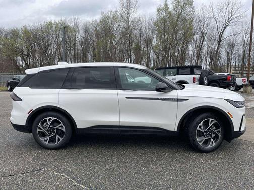 White Platinum Metallic Tri-Coat 2026 Lincoln Nautilus Premiere