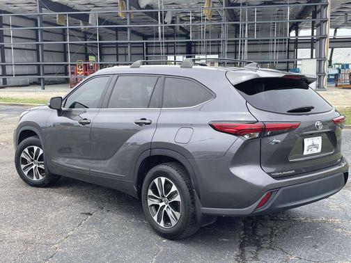 Magnetic Gray Metallic 2021 Toyota Highlander XLE