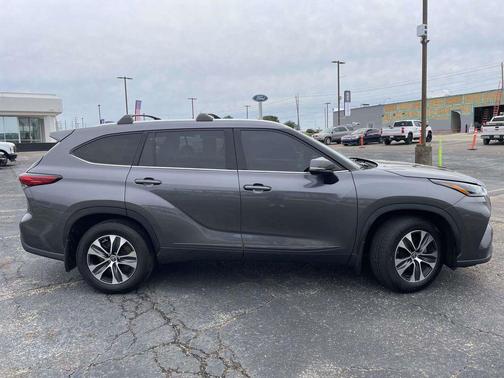 Magnetic Gray Metallic 2021 Toyota Highlander XLE