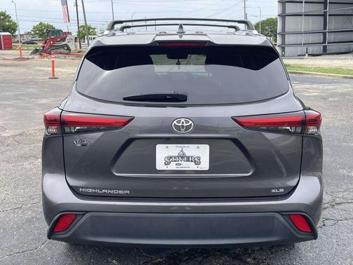 Magnetic Gray Metallic 2021 Toyota Highlander XLE