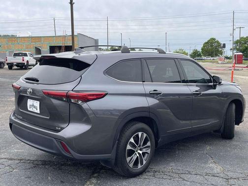 Magnetic Gray Metallic 2021 Toyota Highlander XLE