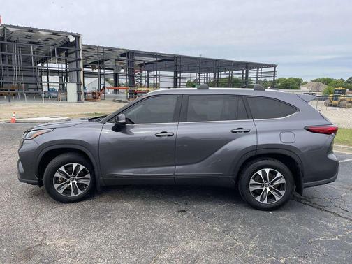 Magnetic Gray Metallic 2021 Toyota Highlander XLE