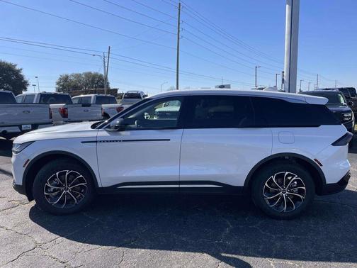White Platinum Metallic Tri-Coat 2026 Lincoln Nautilus Premiere